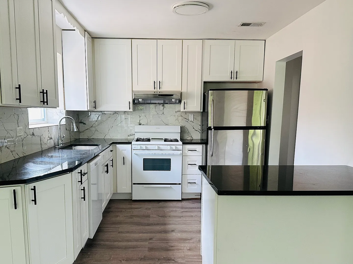 3 bed, 1.5 bath, $2,300 — Photo 4