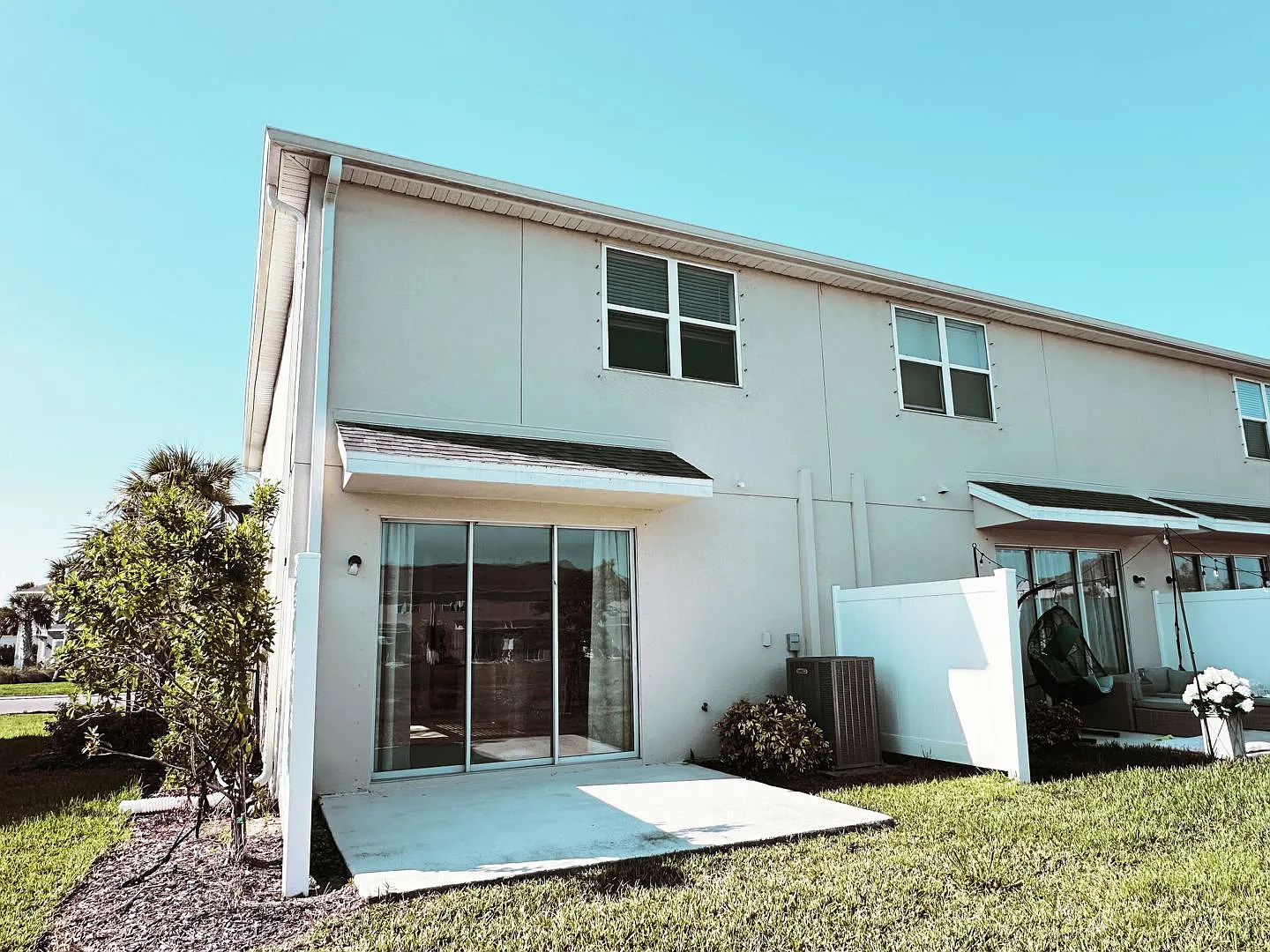 Beautifully maintained 3/2.5 townhome and Palmero community with pool! — Photo 2
