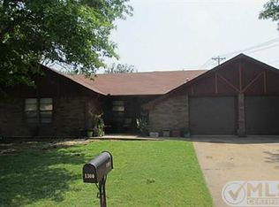 1300 Carrizo St, Bowie, TX 76230