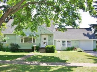 622 Forest Dr, Fenton, MI 48430