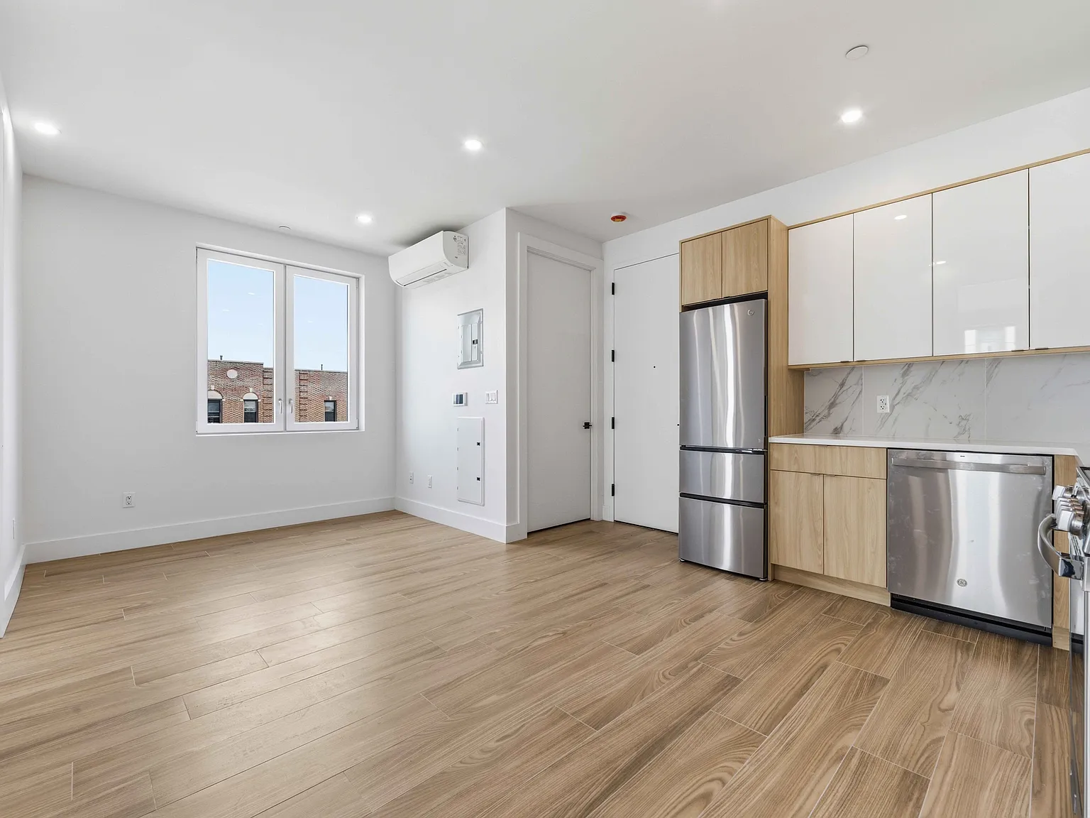 105 Hawthorne Street — Photo 2