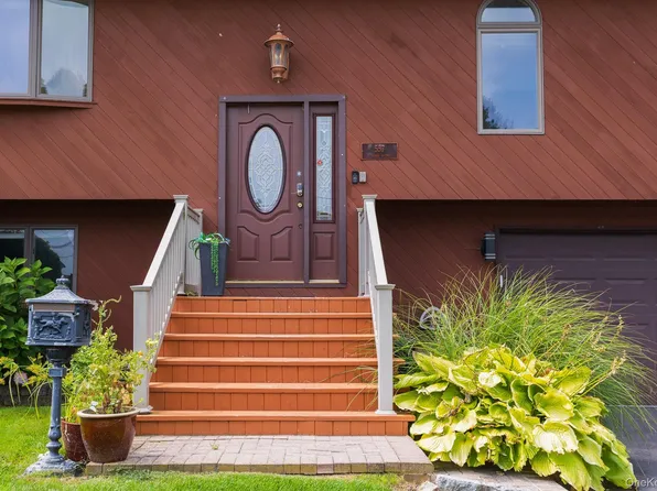 557 N Kings Avenue, Lindenhurst, NY 11757