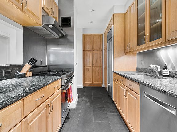 5th image of 622 Greenwich St APT 5E
