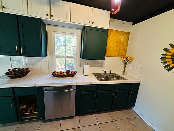4th image of 573 Woodward Blvd #2