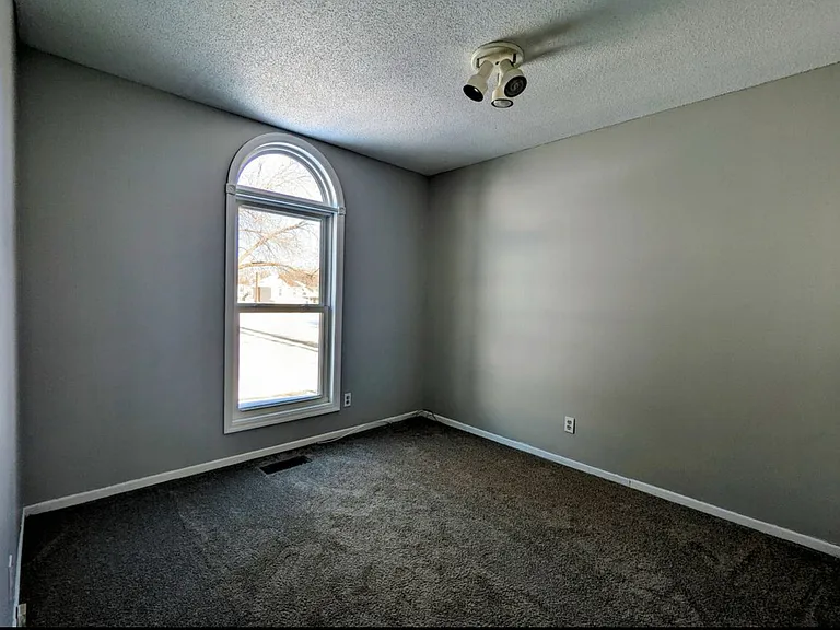 8778 Hawthorne Dr — Photo 7