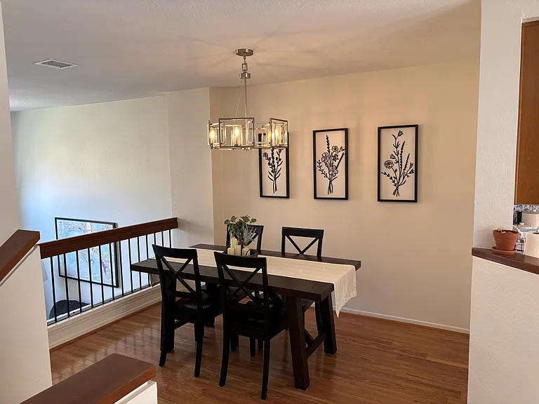 Dining room (alternate pic of dining room with different furnishings)