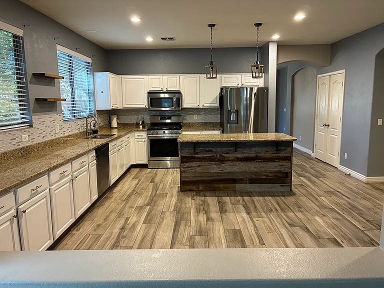 9237 W Irma Ln — Photo 16