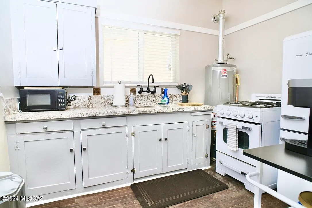 1 bed, 1.0 bath, 628 sqft, $1,300 — Photo 3