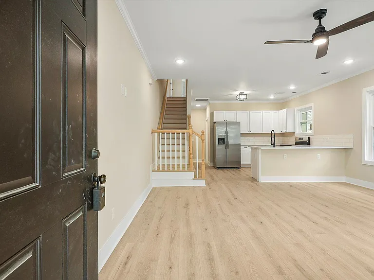658 E Henry St — Photo 3