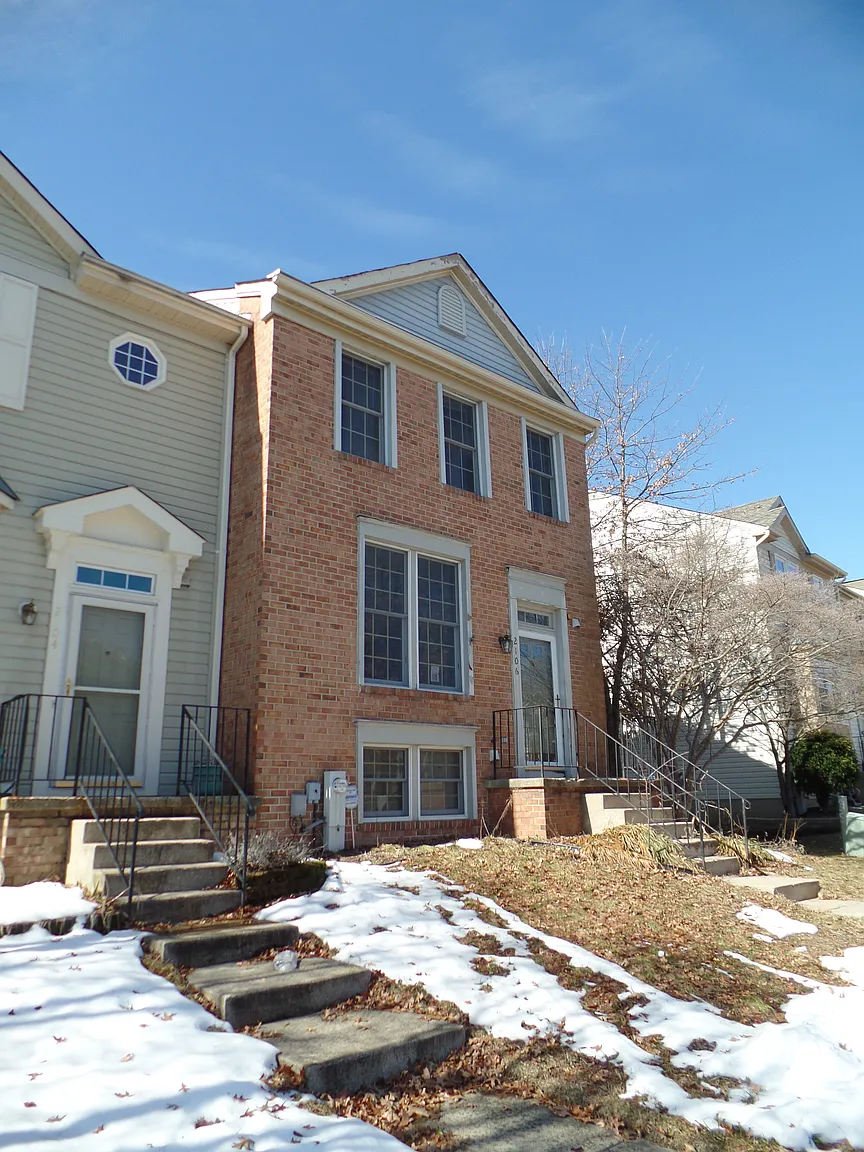 2106 Commodore Ct photo 1