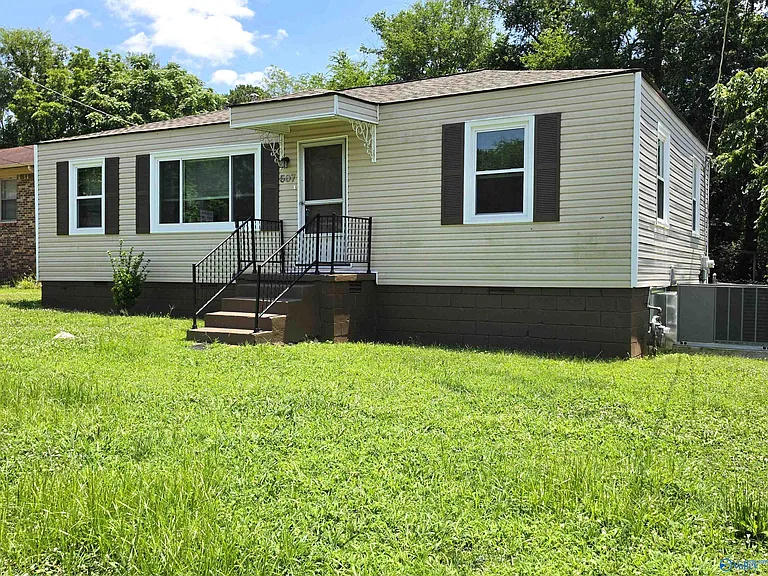 507 Redbud Dr NW — Photo 1