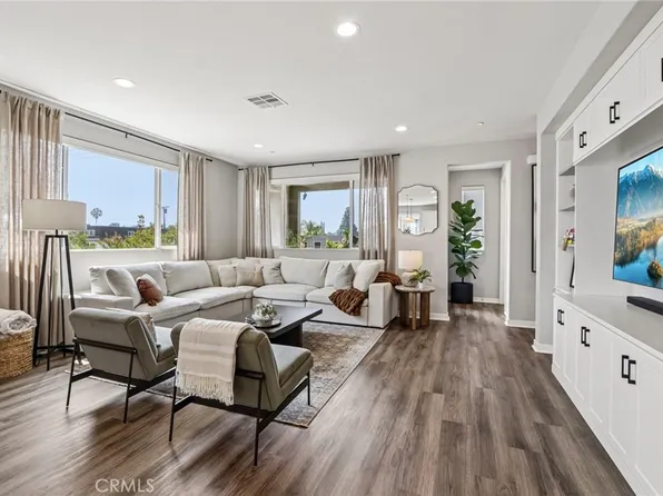 13219 W Victory Blvd, Van Nuys, CA 91401
