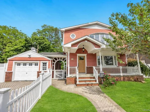 2331 Neptune Avenue, Seaford, NY 11783