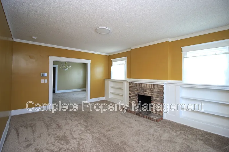 4 bed, 2.0 bath, 1600 sqft, $1,500 — Photo 2