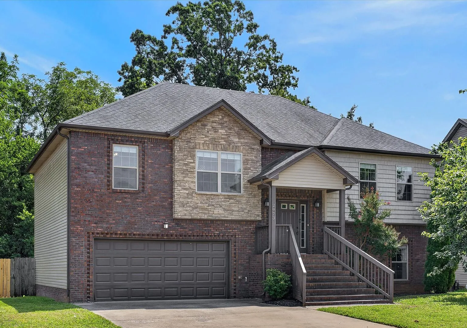 Pet Friendly Five Bedroom with Basement! — Photo 2