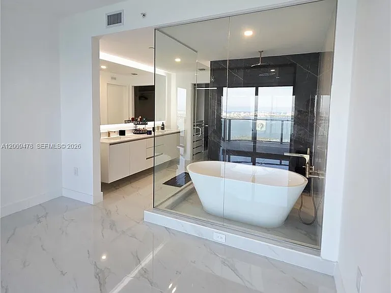 700 NE 24th St #3903 — Photo 9