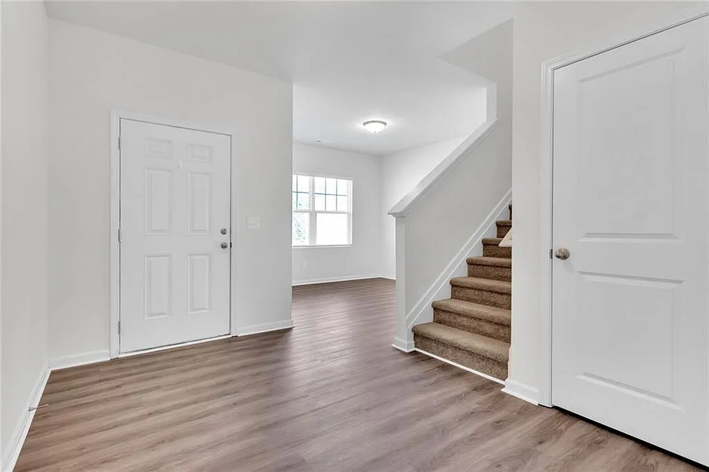 5 bed, 3.0 bath, 2706 sqft, $2,400 — Photo 2