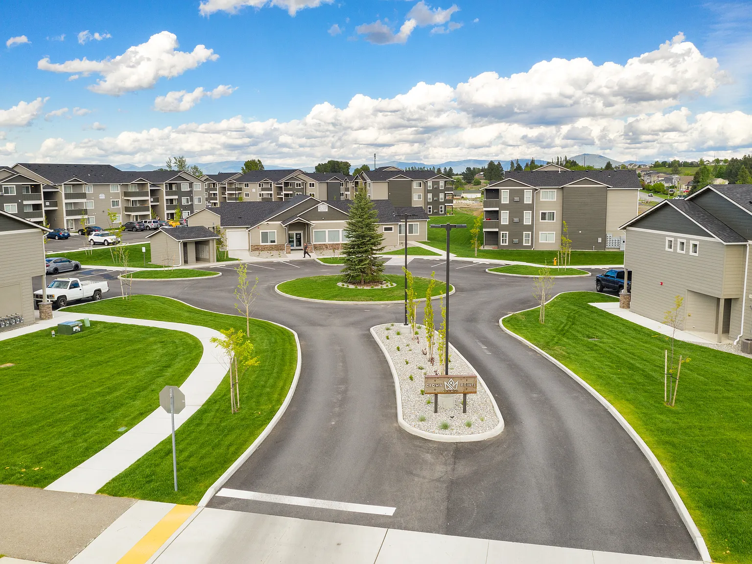Crown Pointe Apartments — Photo 2