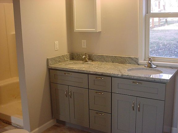 5th image of 111 E Main St