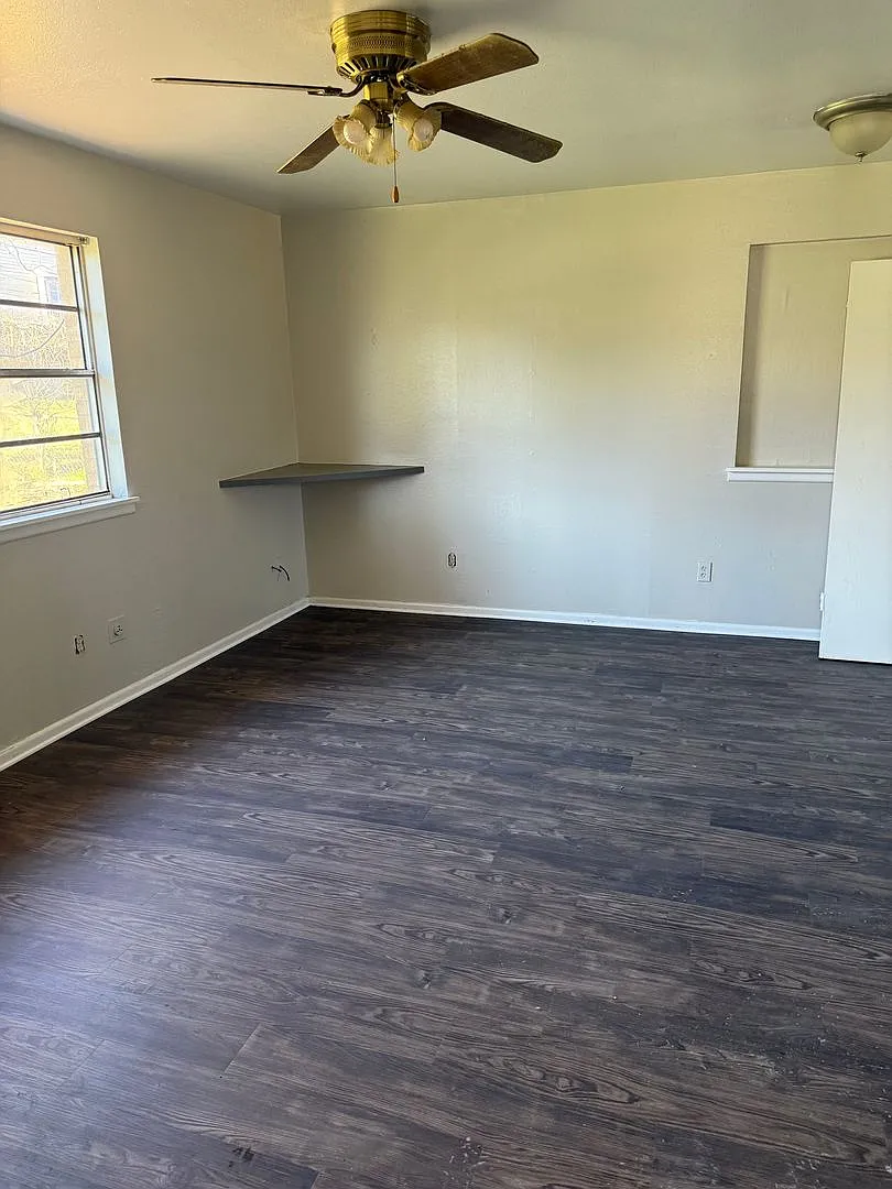 3 Bedroom 1 Bathroom 300 Off 1st Month Special — Photo 4
