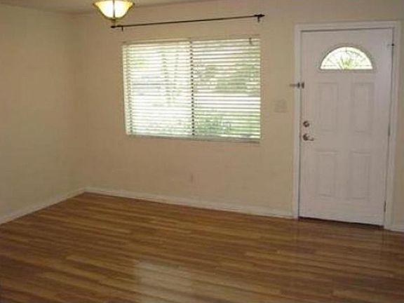 3rd image of 1606 NW 39th St