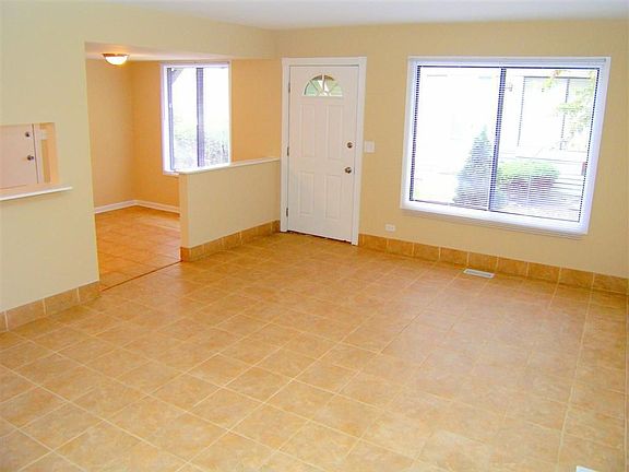 3rd image of 2S746 Winchester Cir W Unit 2