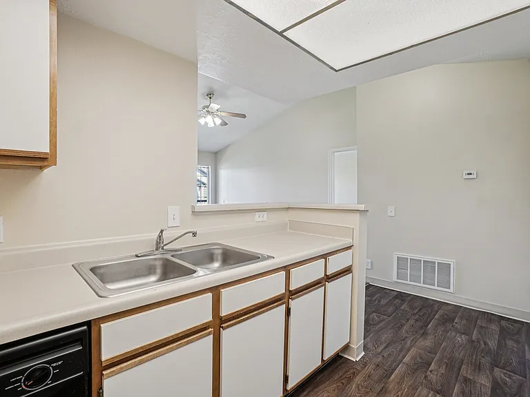 Sterling Pointe Apartments — Photo 24