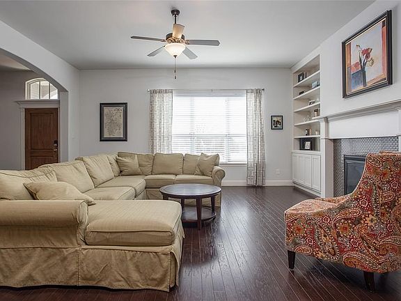 2nd image of 204 Bluestem Ln