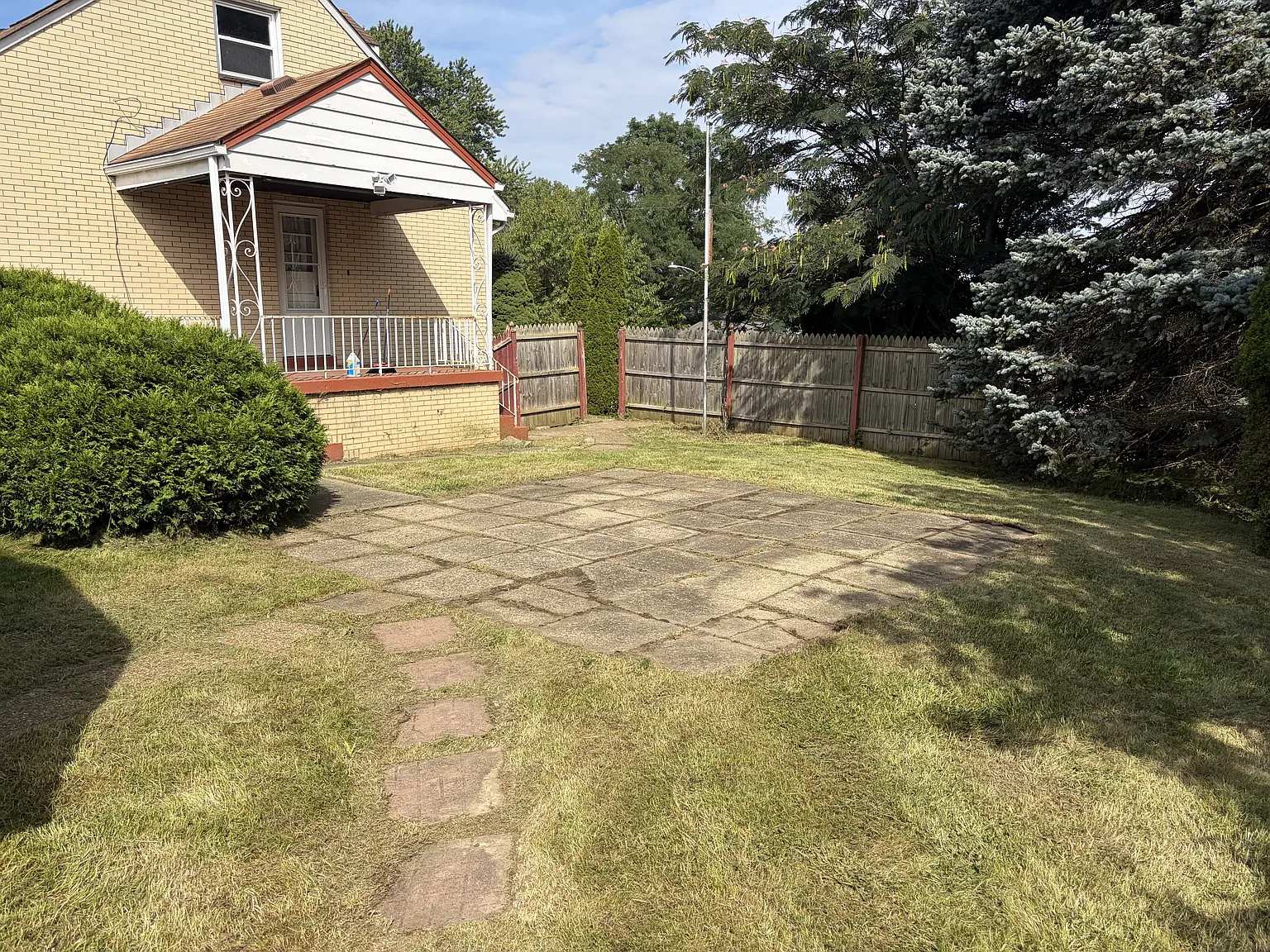 609 Garfield Ave — Photo 2