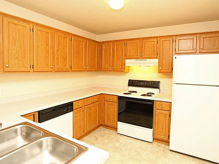 BREEZEWOOD APARTMENTS — Photo 7