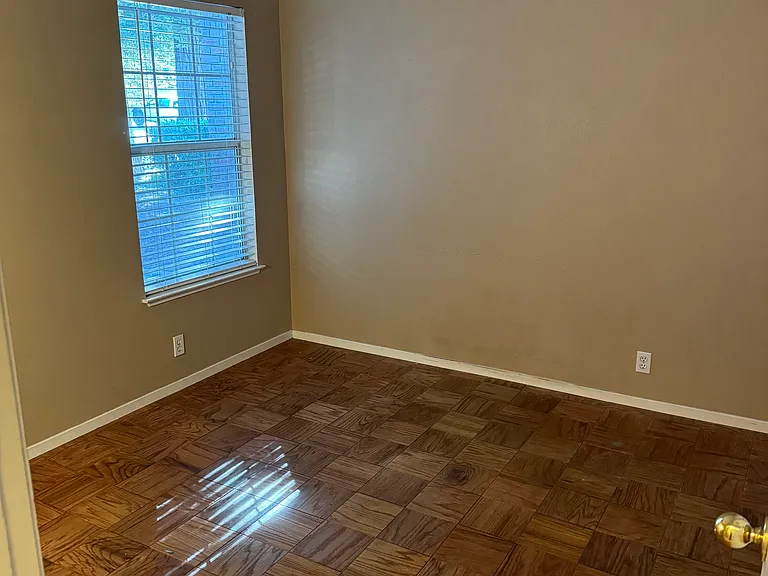 1012 Zumstein Dr — Photo 6