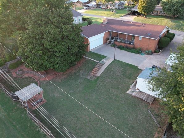 210 W Oak St, Binger, OK 73009