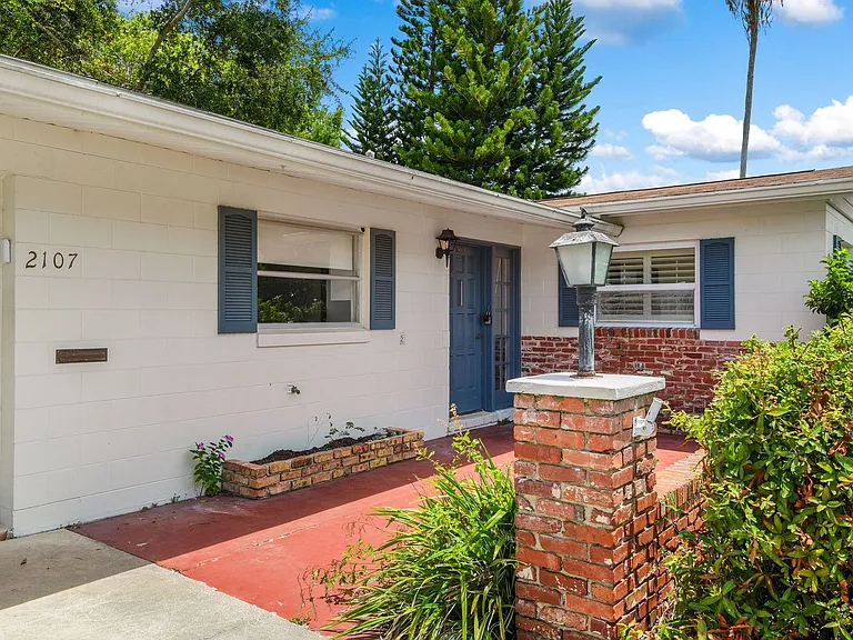 2107 Brookview Dr — Photo 4
