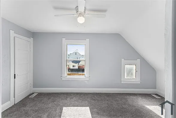 1418 Mott Ave — Photo 9
