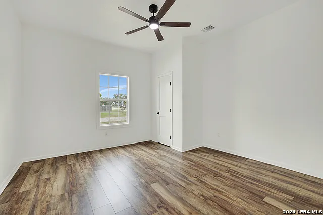 312 N Lavernia — Photo 20