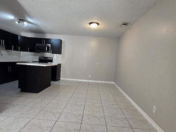 4th image of 4320 Woodstock Drive #D