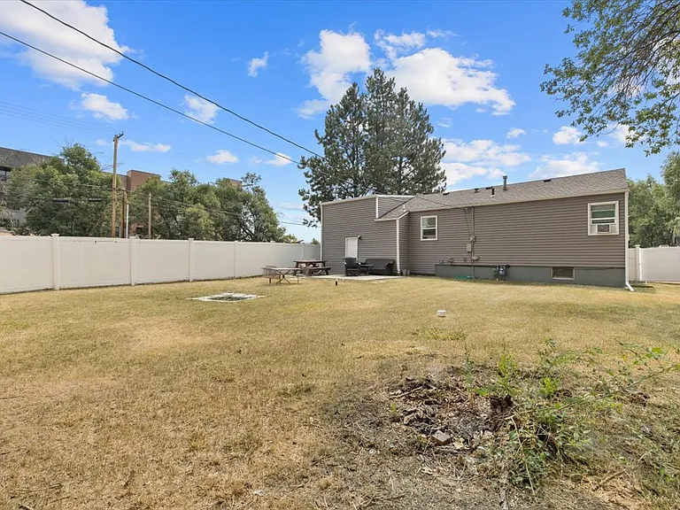 1701 Avenue C — Photo 20