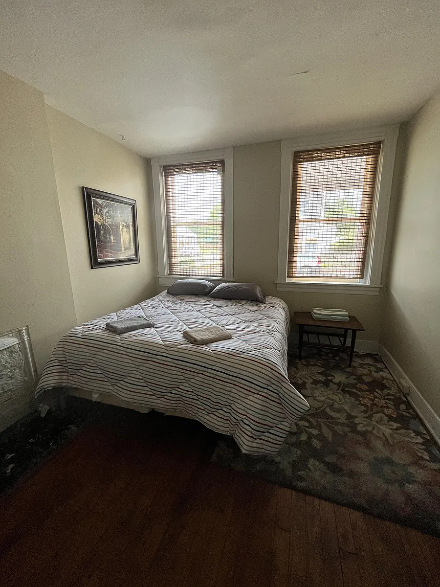 Photo 2 of 10 - Venable St - Richmond, VA 14x14
Queen bed - Venable St
