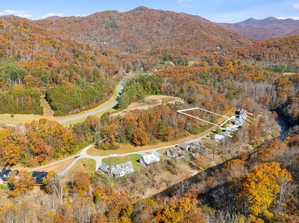 16 Light Waters Dr, Cullowhee, NC 28723