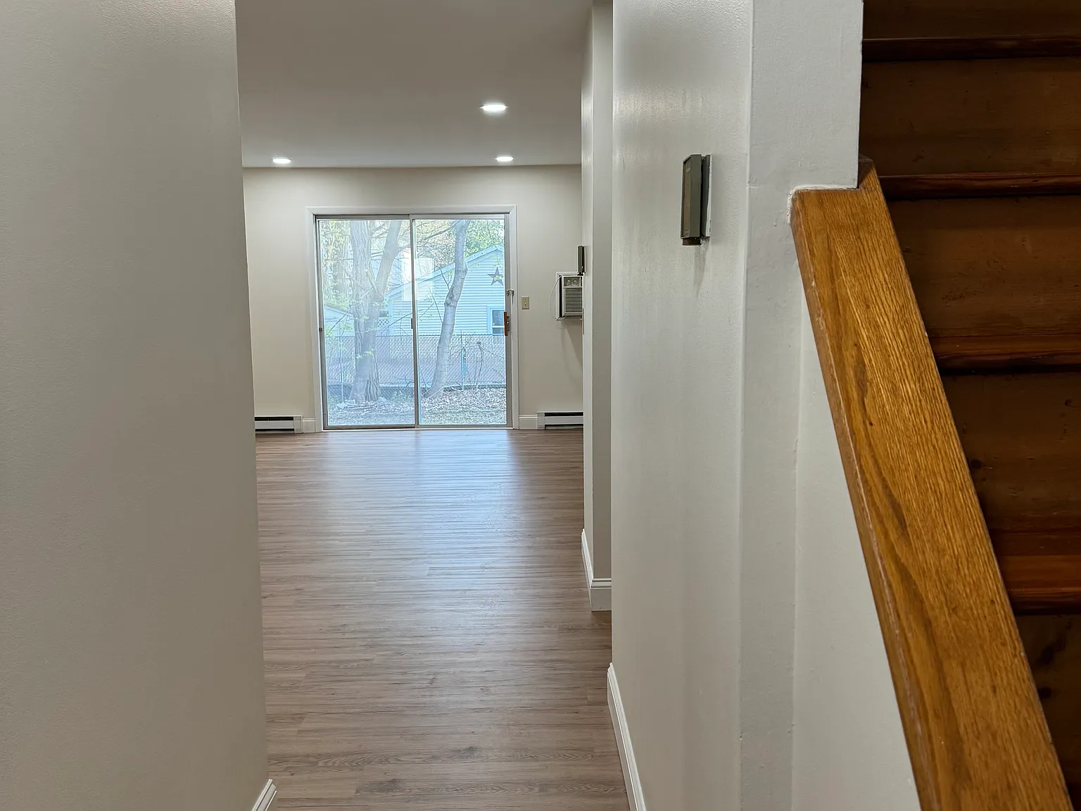 2 bed, 950 sqft, $1,800 — Photo 2