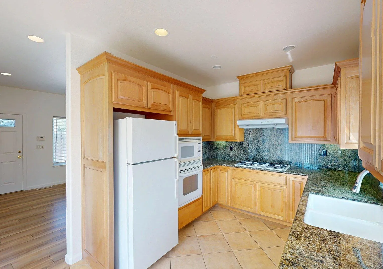 1 bed, 720 sqft, $3,300 — Photo 3