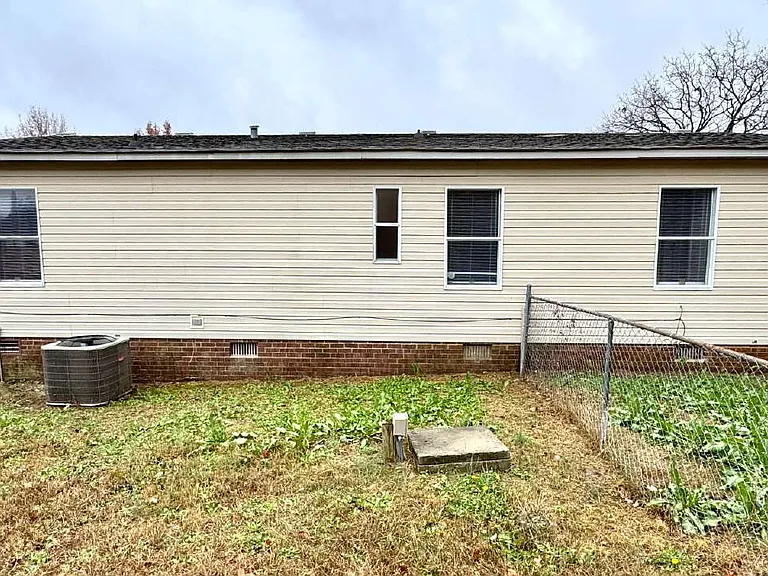 61 Lexington Ln — Photo 17