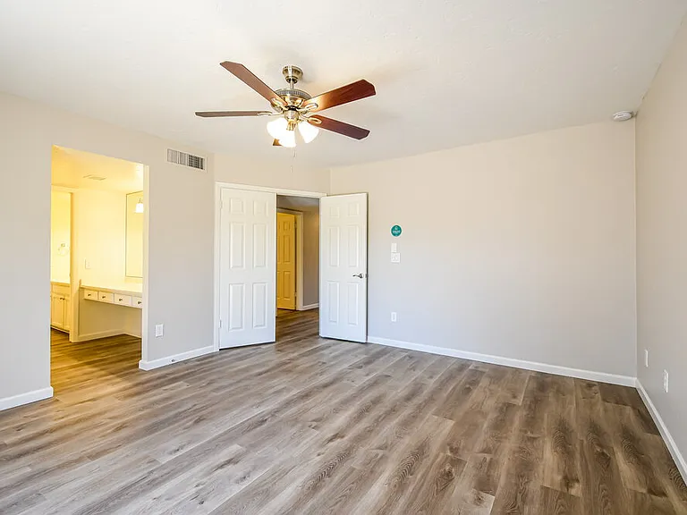 301 E Keogh Dr — Photo 9