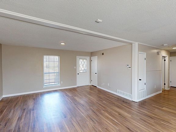 5th image of 3015 Greenbriar Cv W