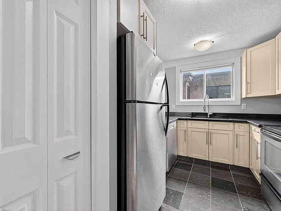 4th image of 644 S Meredith Rd NE #203