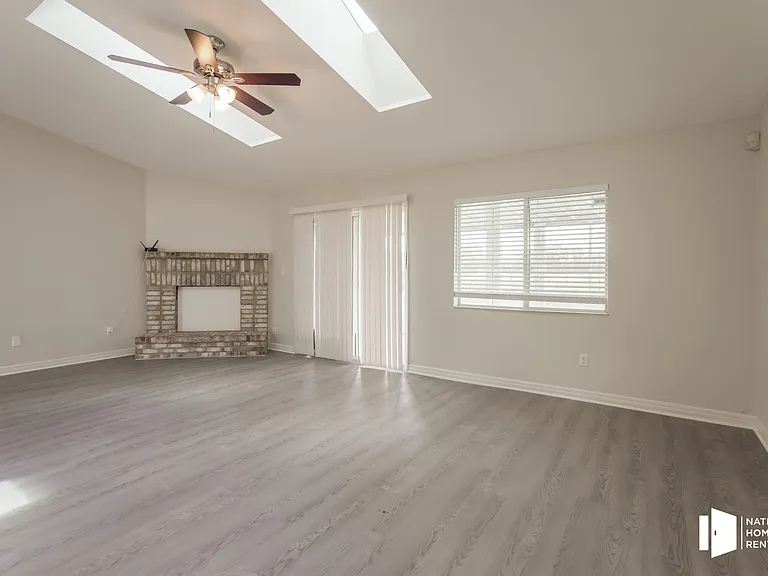 1081 Gary Dr — Photo 5