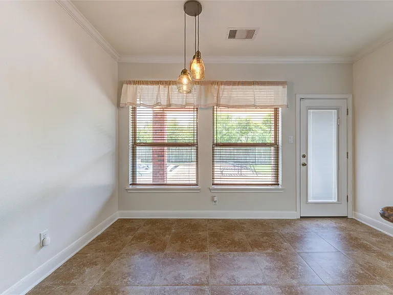 1335 Altavilla Ln — Photo 17