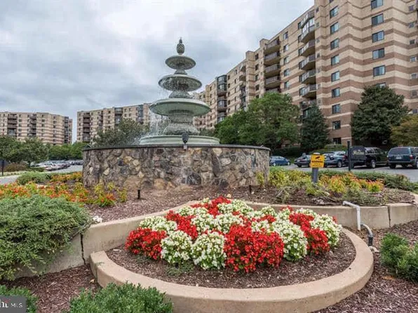 8340 Greensboro Dr APT 802, Mc Lean, VA 22102