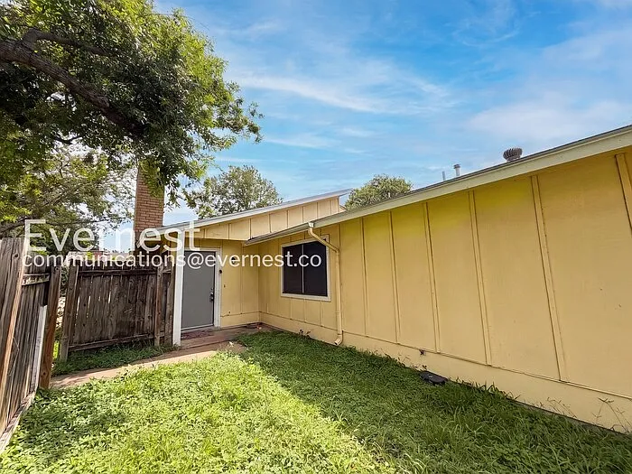 204 W William Cannon Dr #B — Photo 2