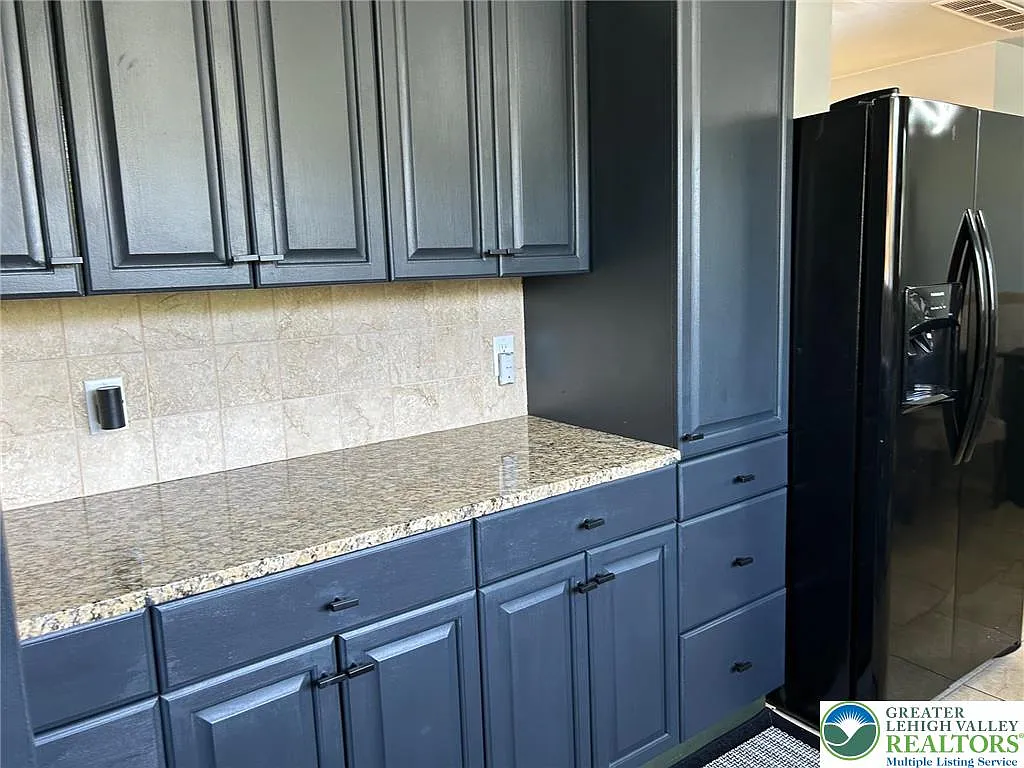 4 bed, 2.0 bath, 2012 sqft, $3,350 — Photo 3